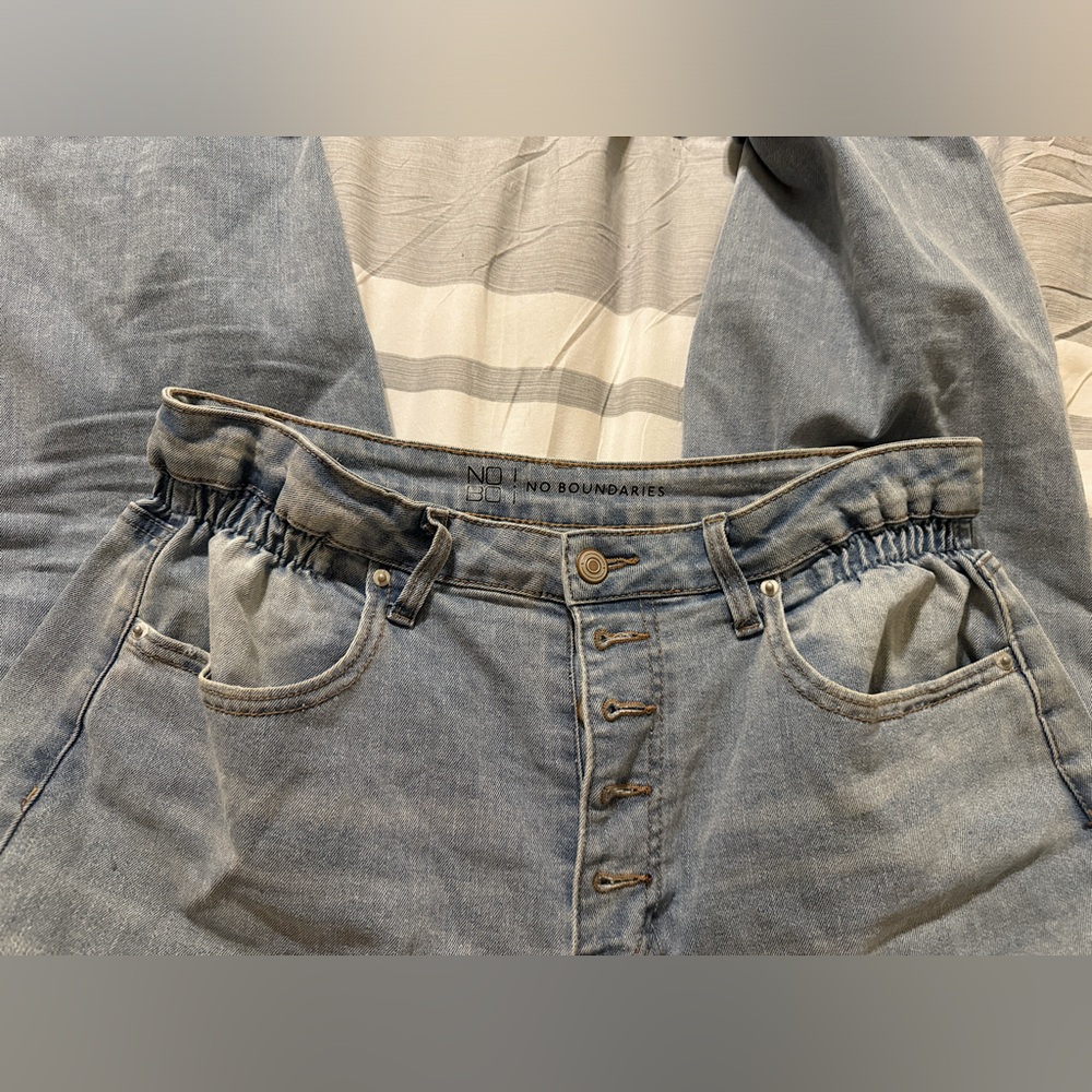 Size 11 No Boundaries Stretchy Jogger Jeans Distressed